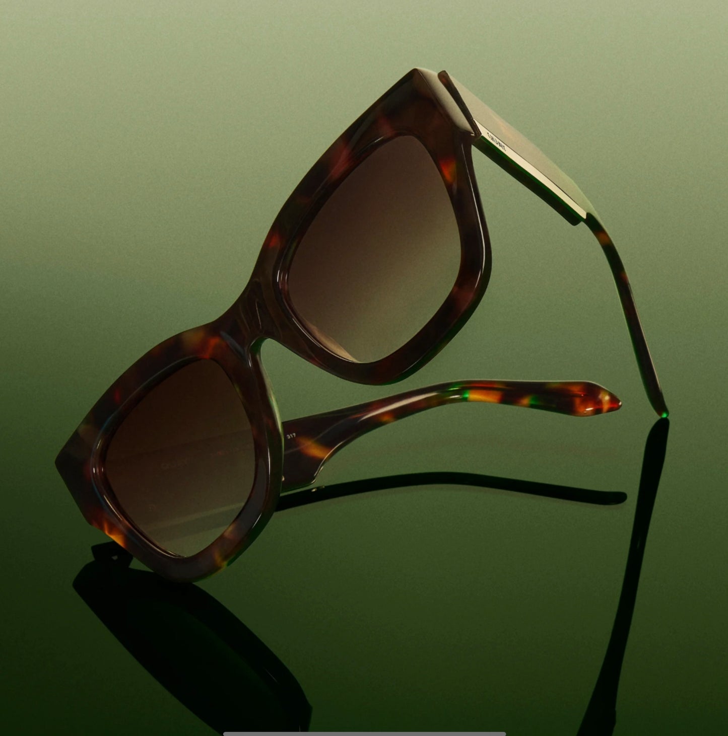 QUAY By The Way Green Tortoise Frame